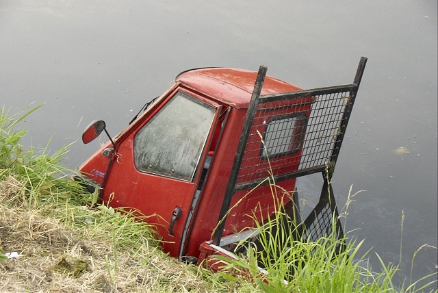 2010/128a/GB 20100607 006 Voertuig te water Schipholweg.jpg